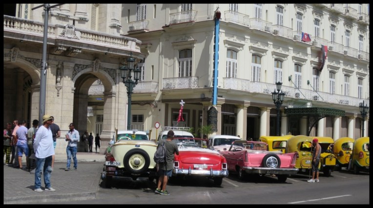 Havana watching cars