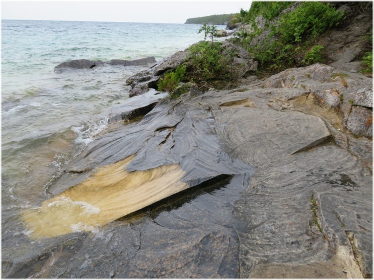 circular in shape conchoidal fractures