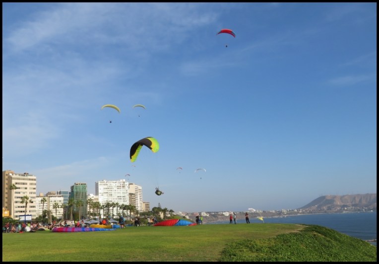 Lima - Miraflores - paragliders