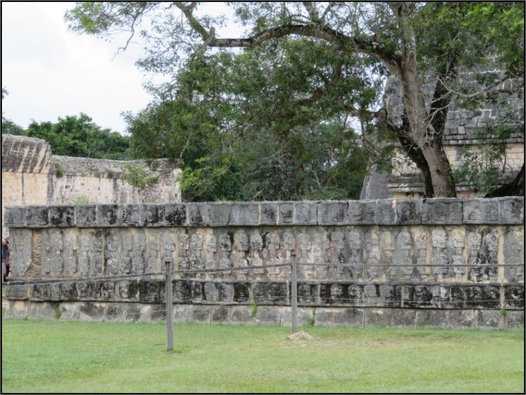 Chichen Itza - Skull Platform - Plataforma de los Cráneos