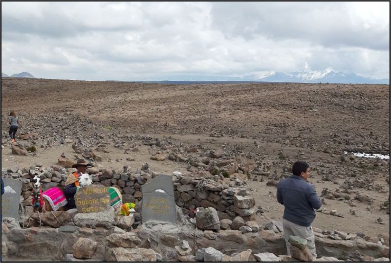Mirador de los Andes Tramo de la Cordillera Volcanica - Volcanic complex Ampato - Sabancaya - Hualca Hualca