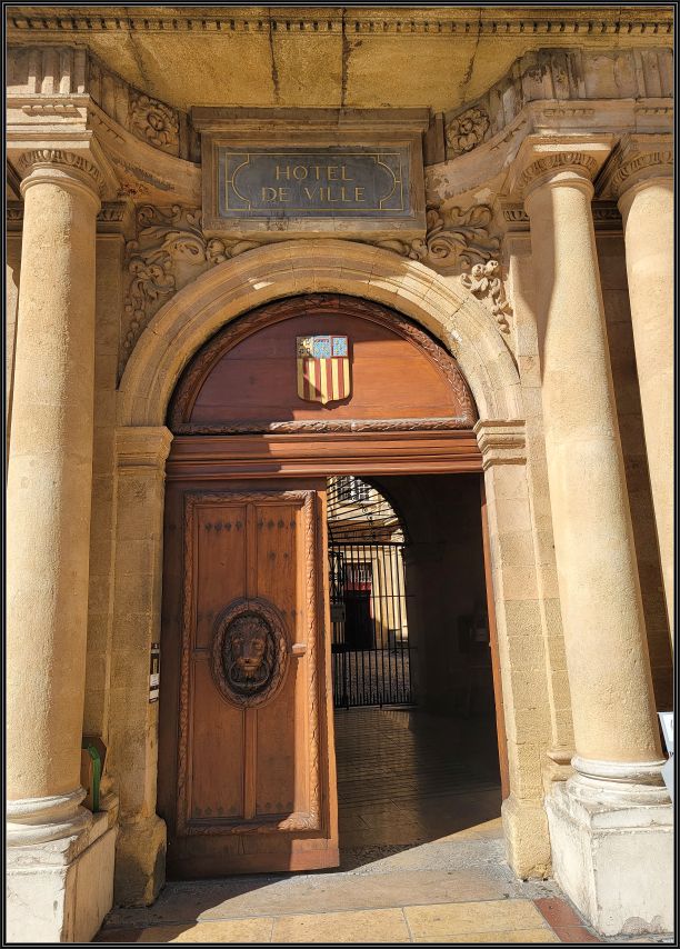 Hotel de Ville, door