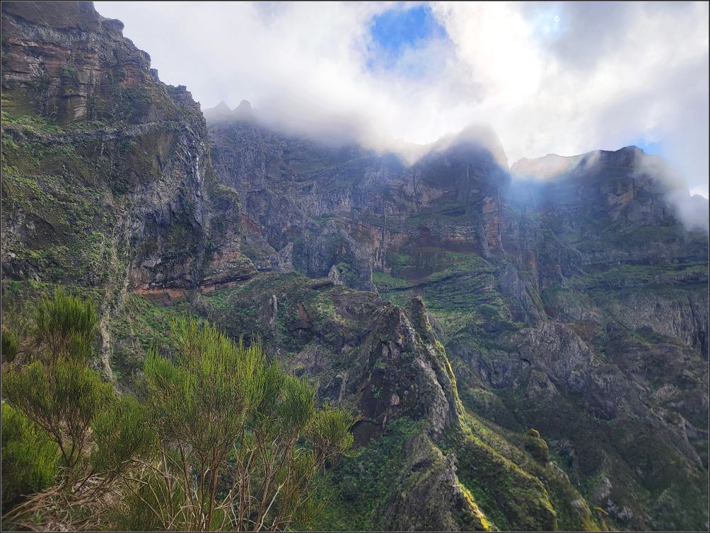 Vereda do Areeiro, mountains