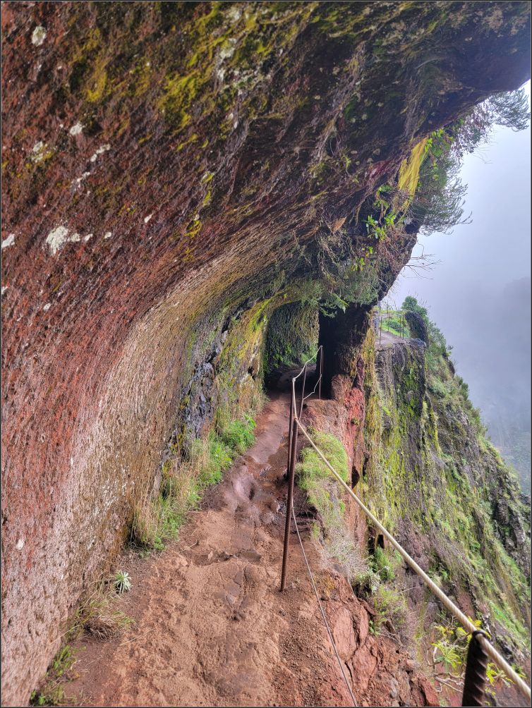 Vereda do Areeiro narrow path hanging over the mountain cliff