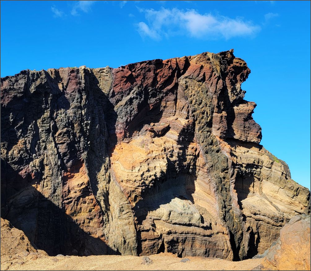 The stressed crust at the edge of the peninsula