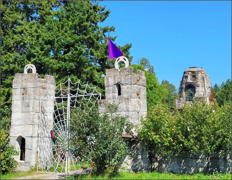 Midlothian Castle and the gates