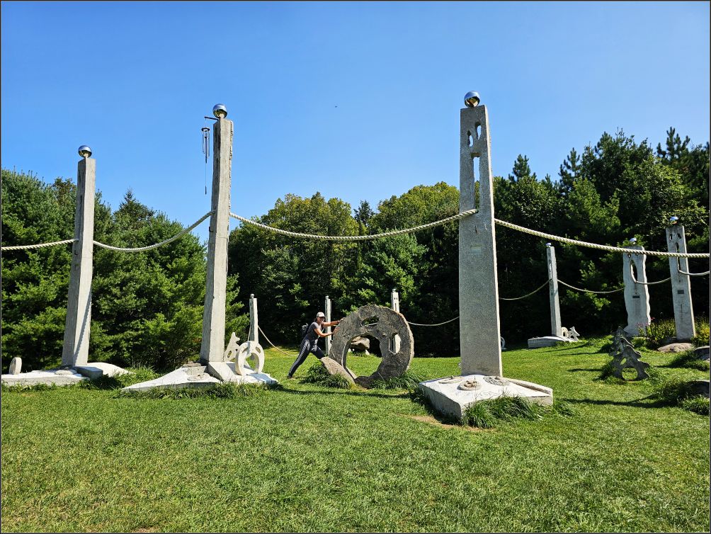 The circle of friendship, Screaming Heads