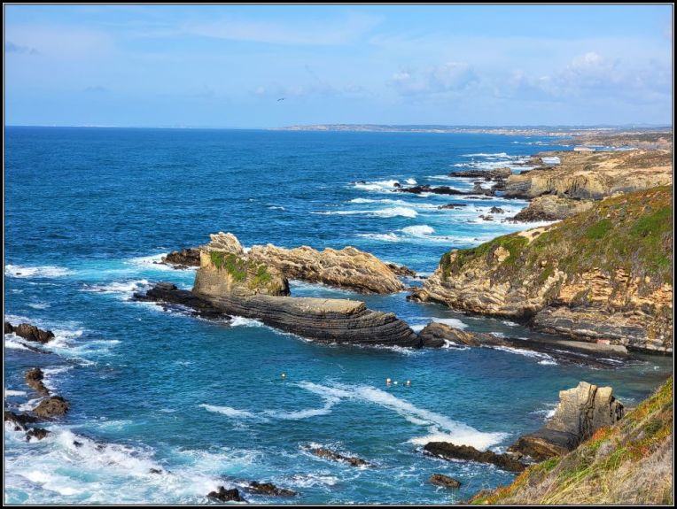 Almograve hike, different rock formations