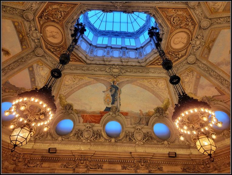 The chandeliers of the Noble Staircase