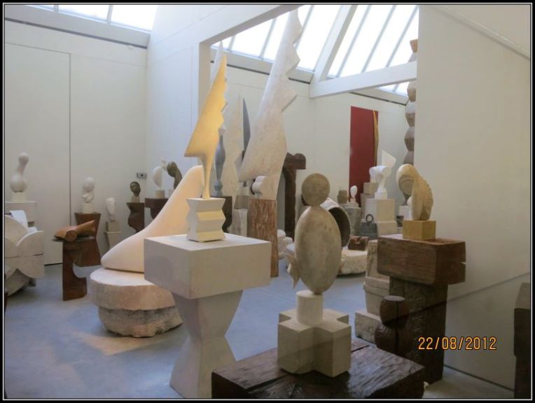 Constantin Brâncuși studio and sculptures